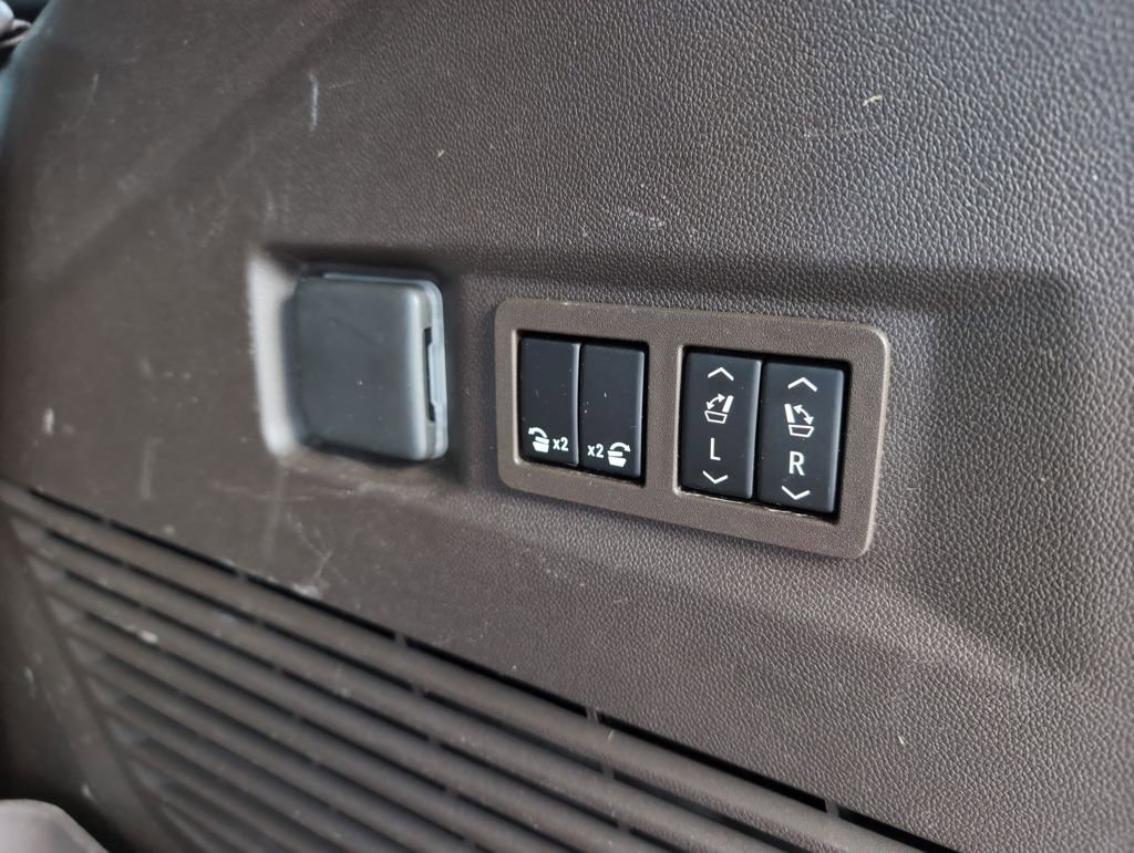 Used 2021 GMC Yukon Denali w/ Denali Premium Package AWD/4WD image 11