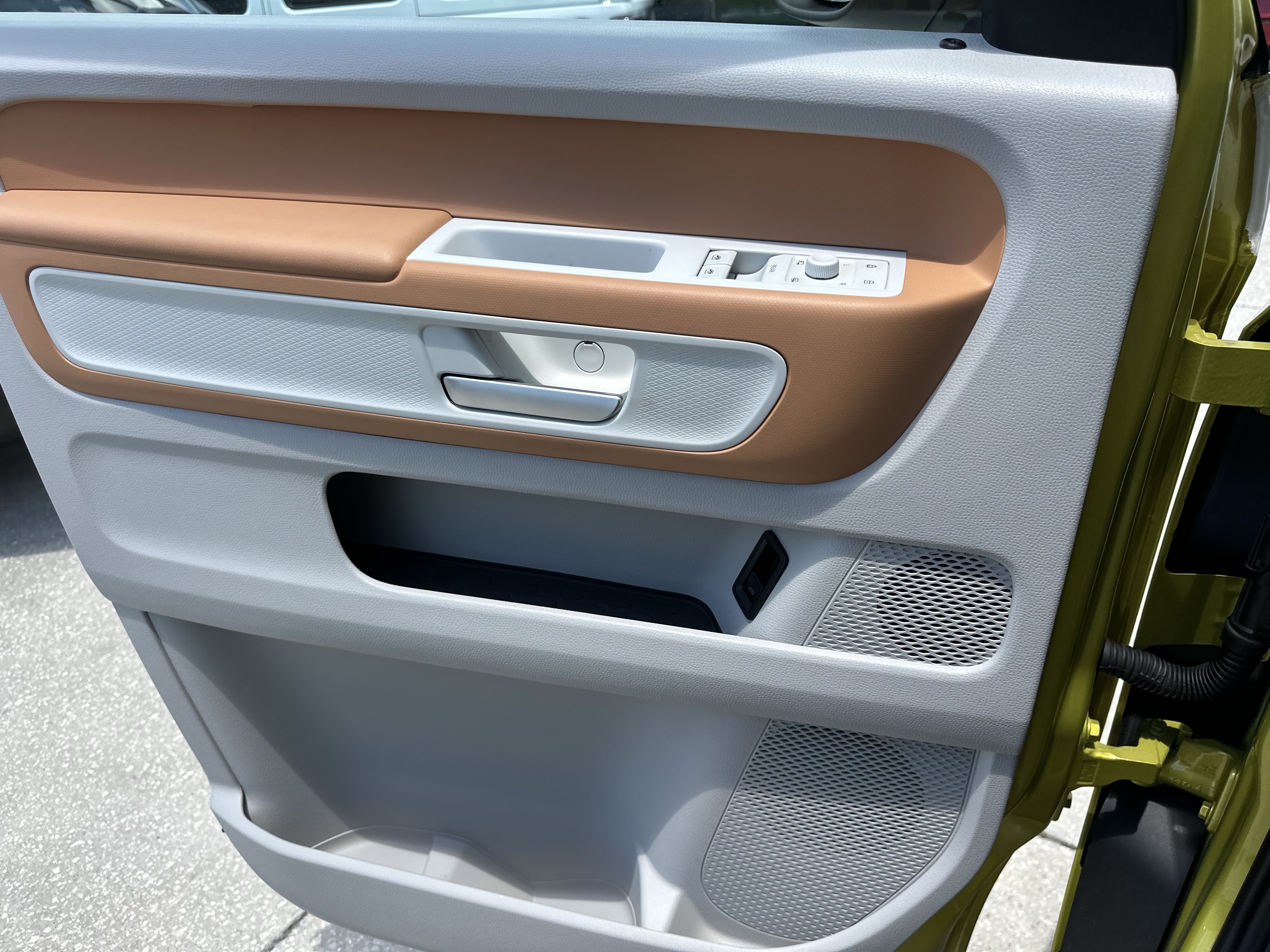Certified 2025 Volkswagen ID. Buzz Pro S Plus w/ Cupholders Package RWD image 17