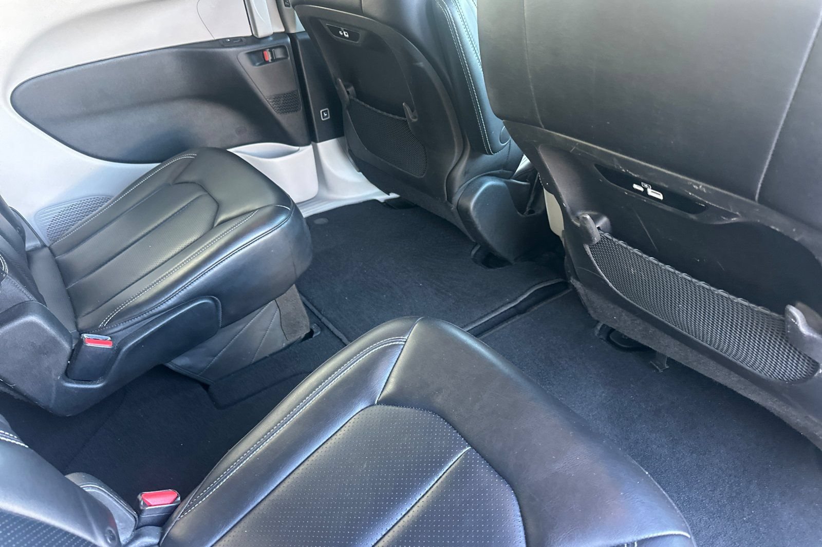 Used 2023 Chrysler Pacifica Touring-L FWD image 18