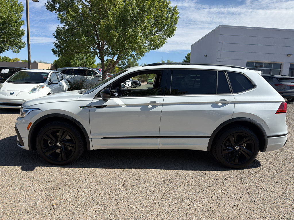 Used 2024 Volkswagen Tiguan SE R-Line w/ MDO Package, Two-Row AWD/4WD image 17