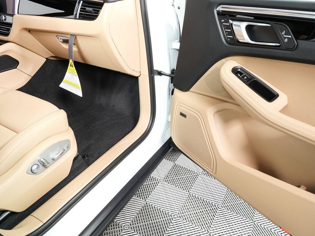 Certified 2026 Porsche Macan AWD/4WD image 26