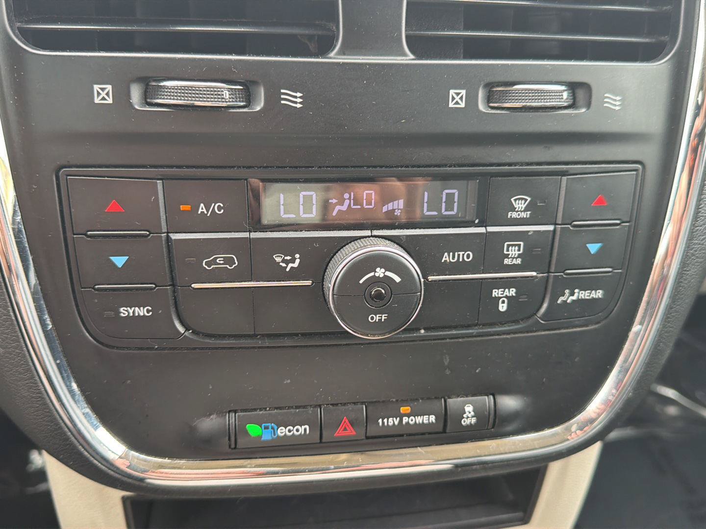 Used 2014 Chrysler Town & Country Touring FWD image 6