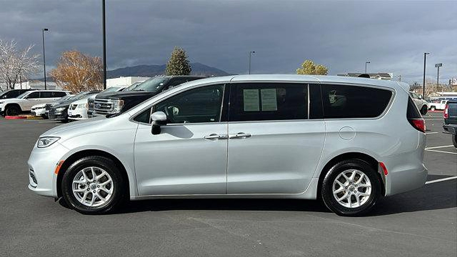 Used 2023 Chrysler Pacifica Touring image 8