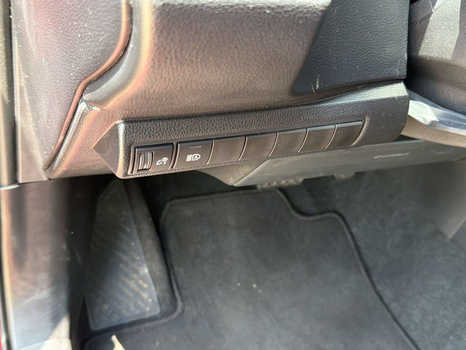 Used 2026 Toyota Corolla SE w/ SE Package FWD image 17