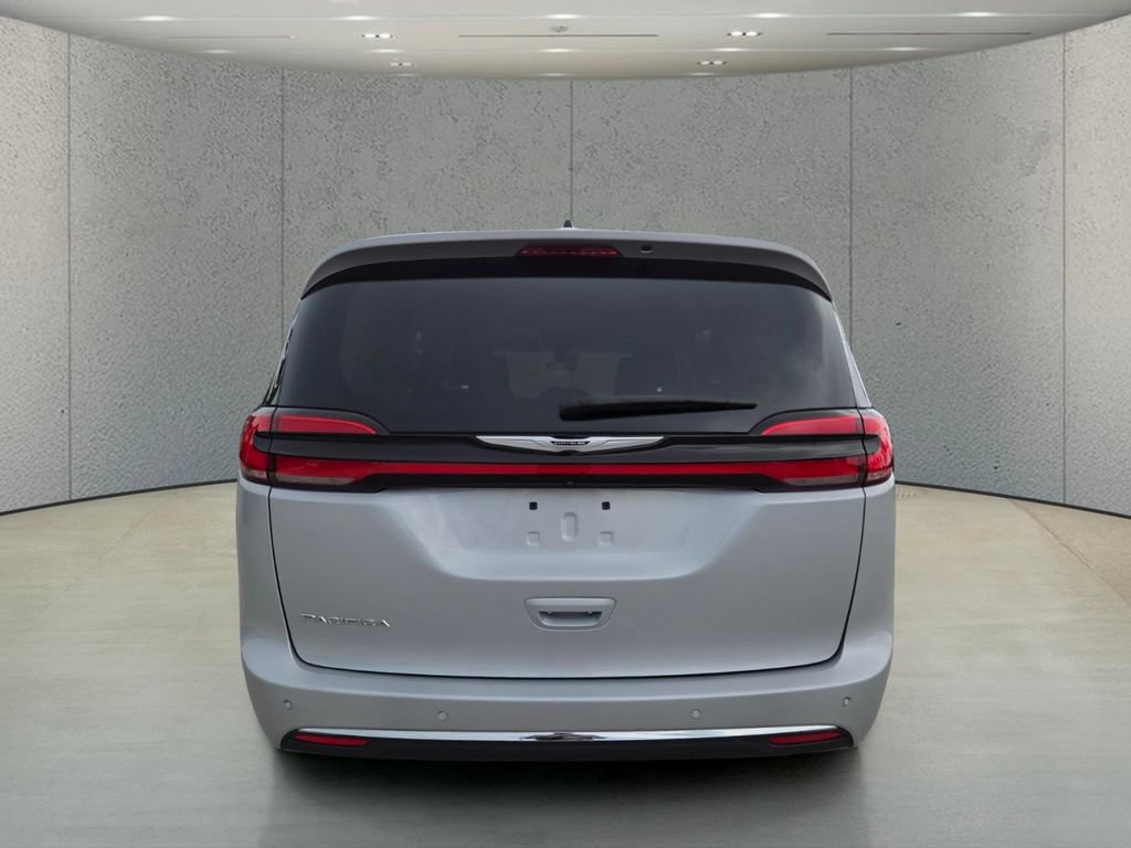 Used 2024 Chrysler Pacifica Touring-L FWD image 6
