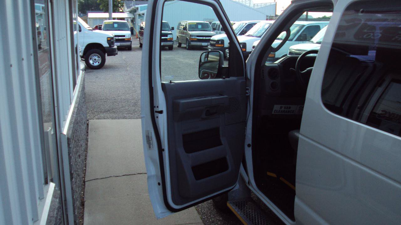 Used 2014 Ford E-250 and Econoline 250 Extended w/ Power Group RWD image 25