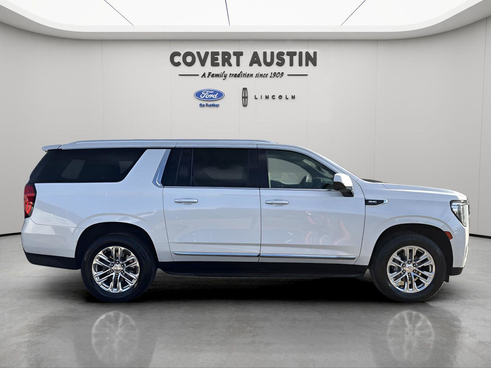 Used 2023 GMC Yukon XL SLT image 3
