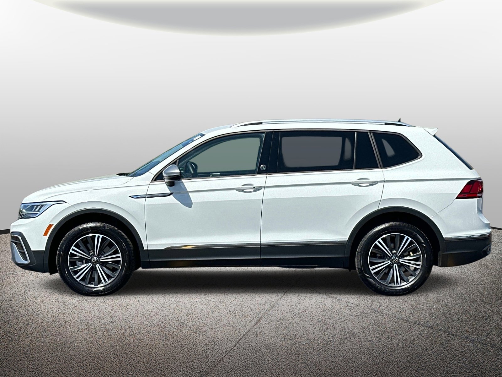 Used 2024 Volkswagen Tiguan Wolfsburg Edition AWD/4WD image 2