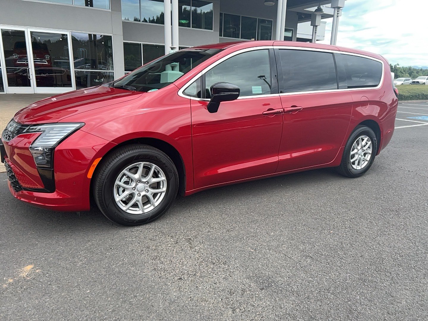 New 2027 Chrysler Pacifica Select FWD image 2