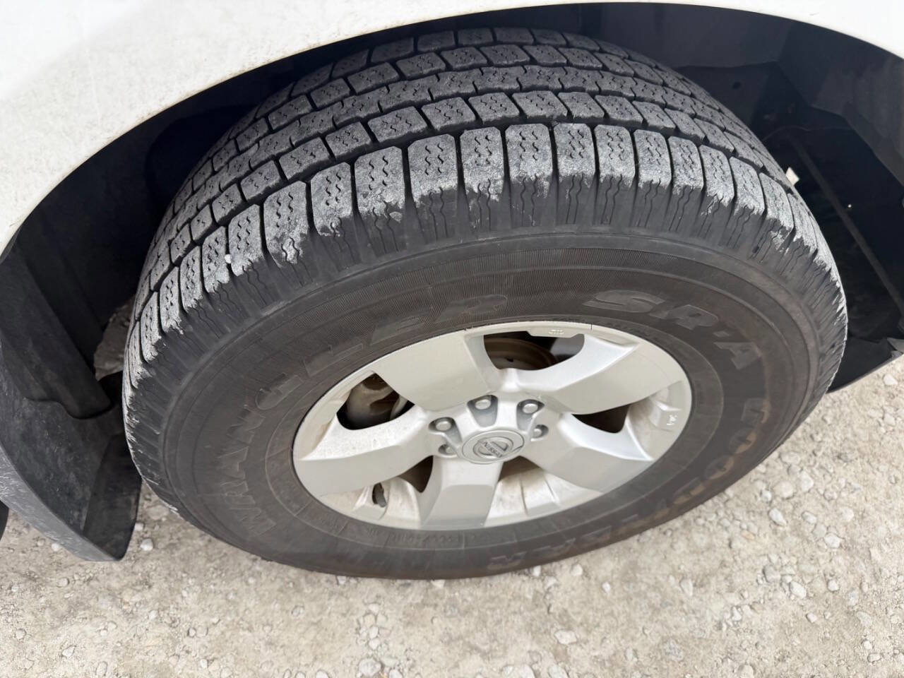 Used 2010 Nissan Frontier SE image 12