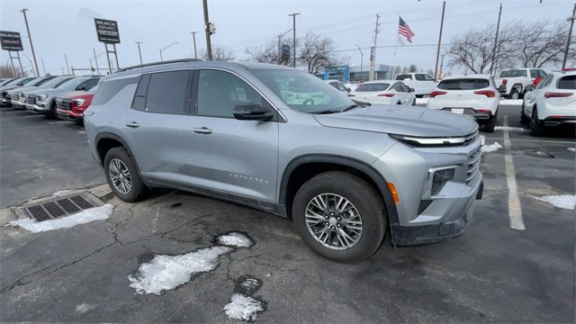 Used 2025 Chevrolet Traverse LT image 3