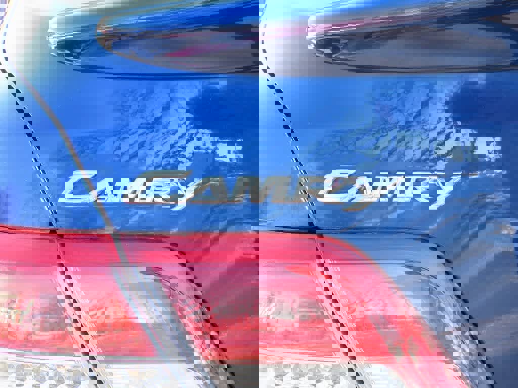 Used 2010 Toyota Camry LE image 7