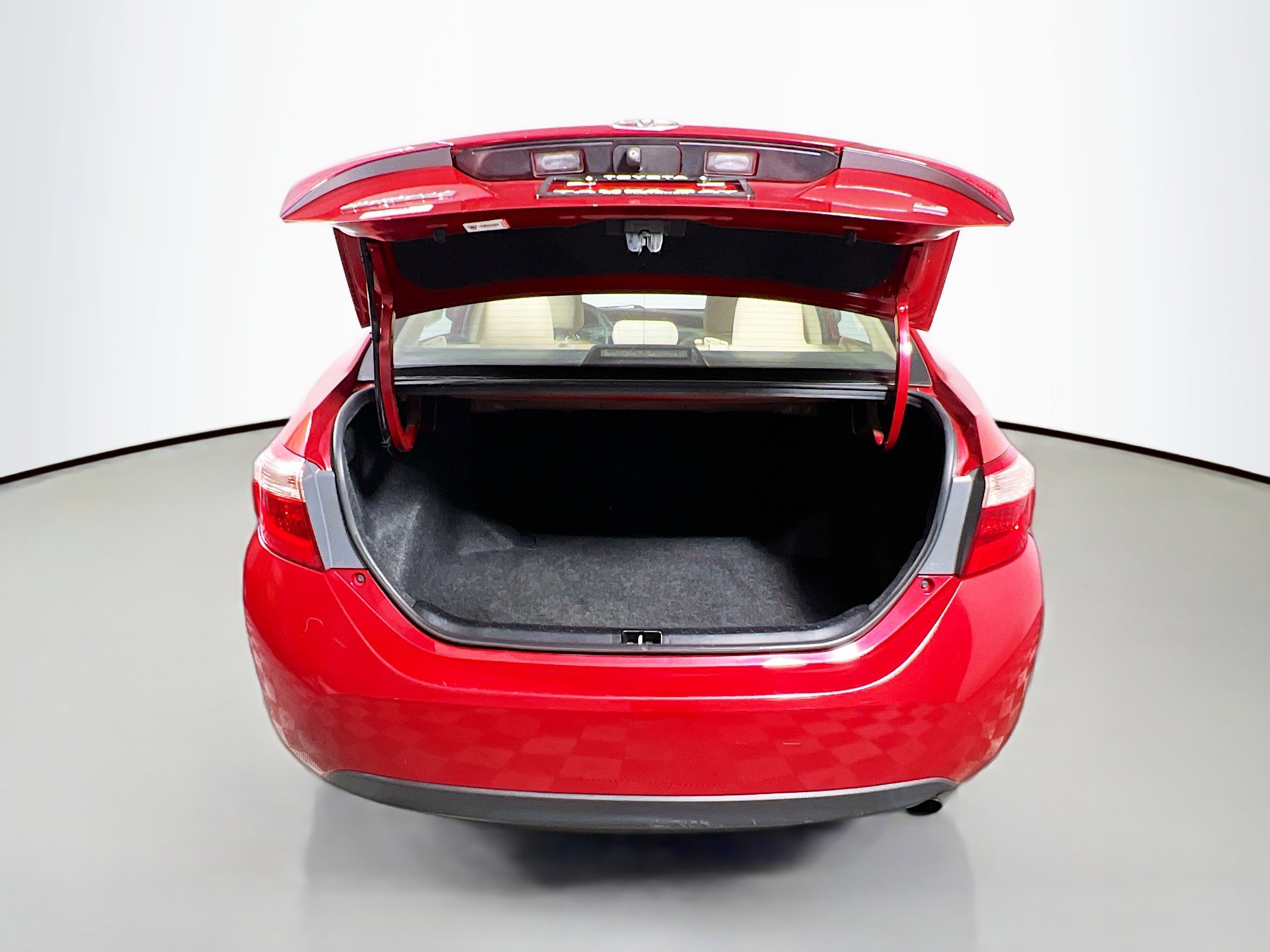 Used 2018 Toyota Corolla LE image 32