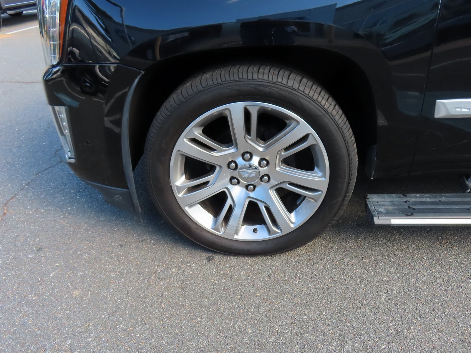 Used 2020 Cadillac Escalade ESV Premium Luxury image 11