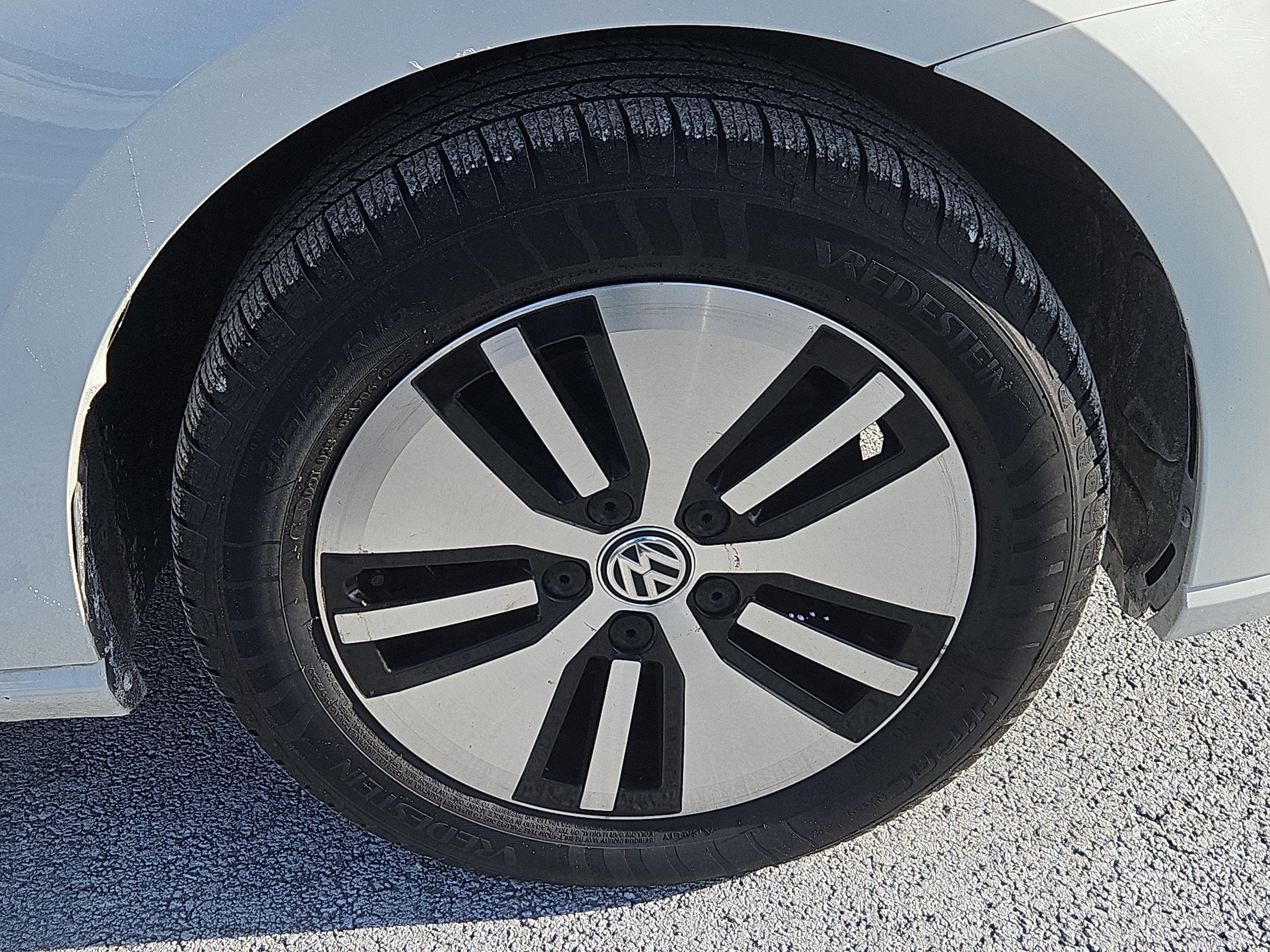 Used 2017 Volkswagen e-Golf SEL Premium image 28