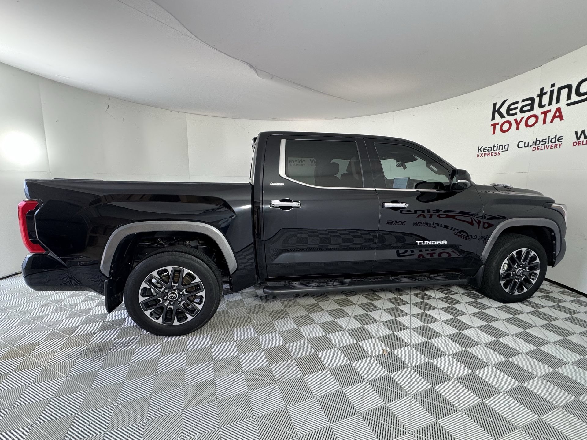 Used 2024 Toyota Tundra Limited w/ Power Package AWD/4WD image 4
