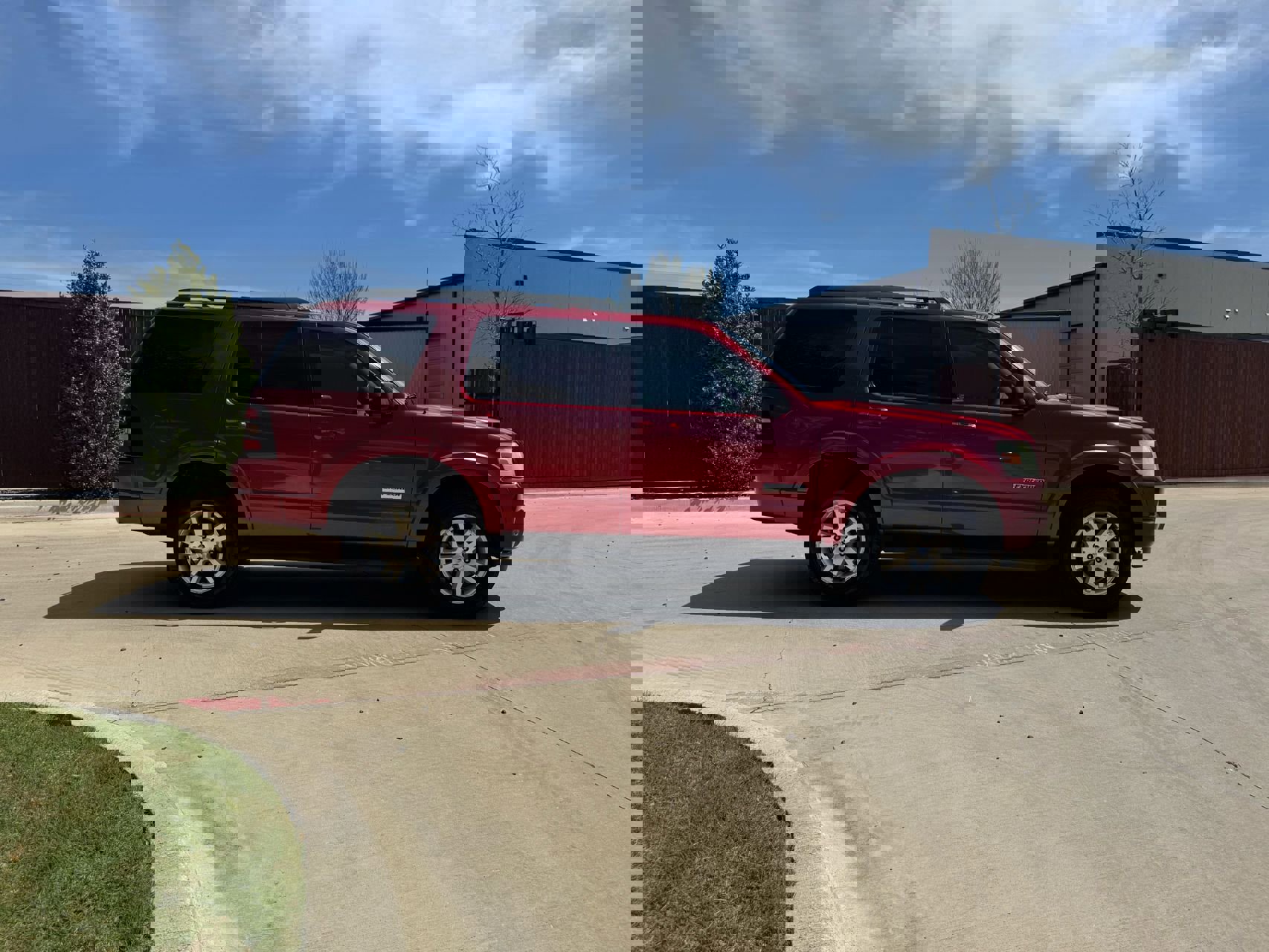 Used 2008 Ford Explorer XLT RWD image 2