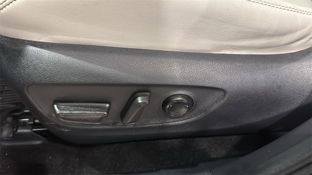 Used 2019 Toyota RAV4 XLE Premium image 24