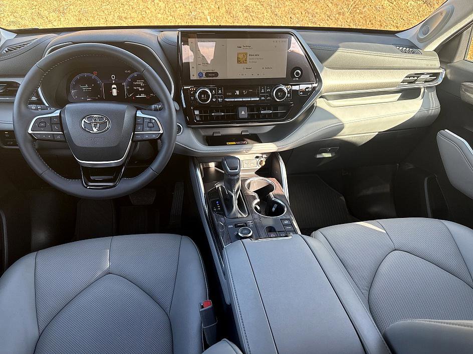 Used 2025 Toyota Highlander Limited image 18
