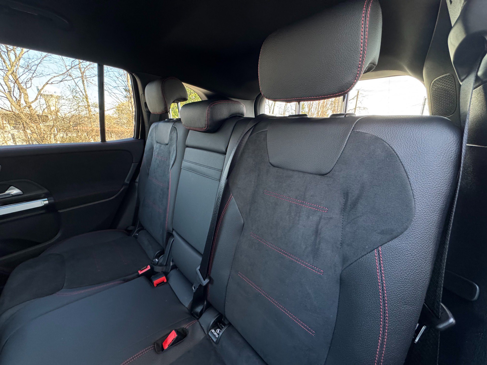 Used 2025 Mercedes-Benz GLB 250 w/ AMG Night Package image 46