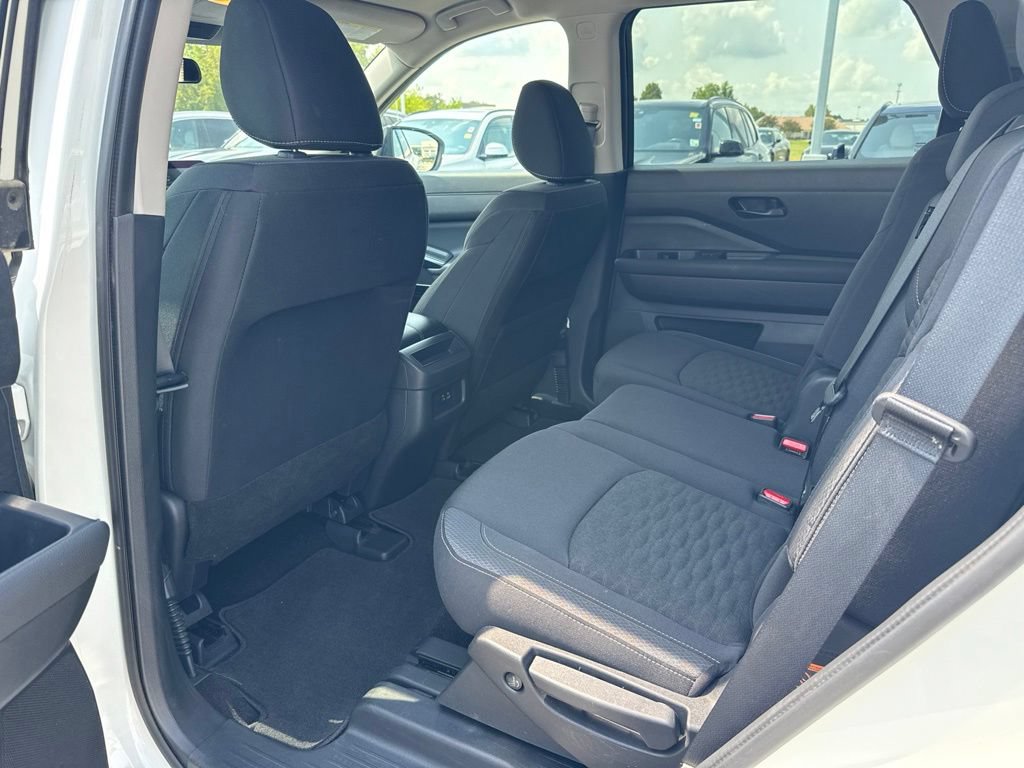 Used 2024 Nissan Pathfinder S FWD image 19
