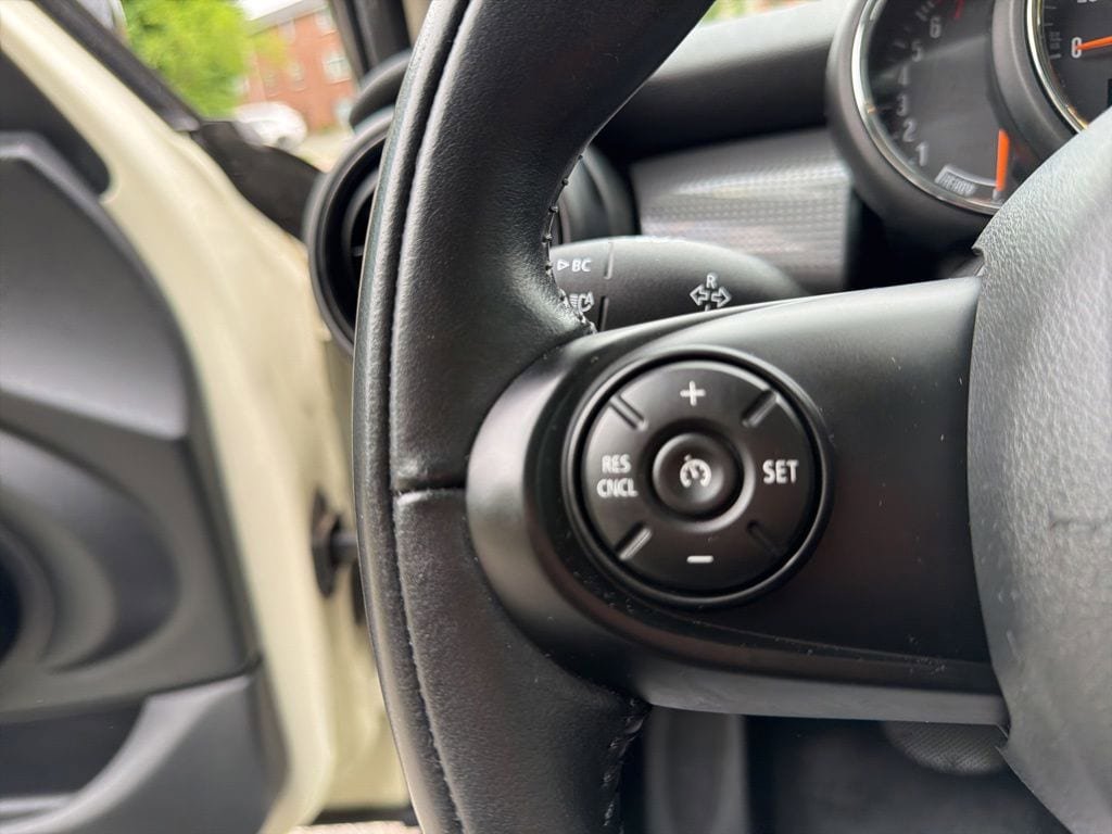 Used 2020 MINI Cooper 4-Door Hardtop FWD image 16