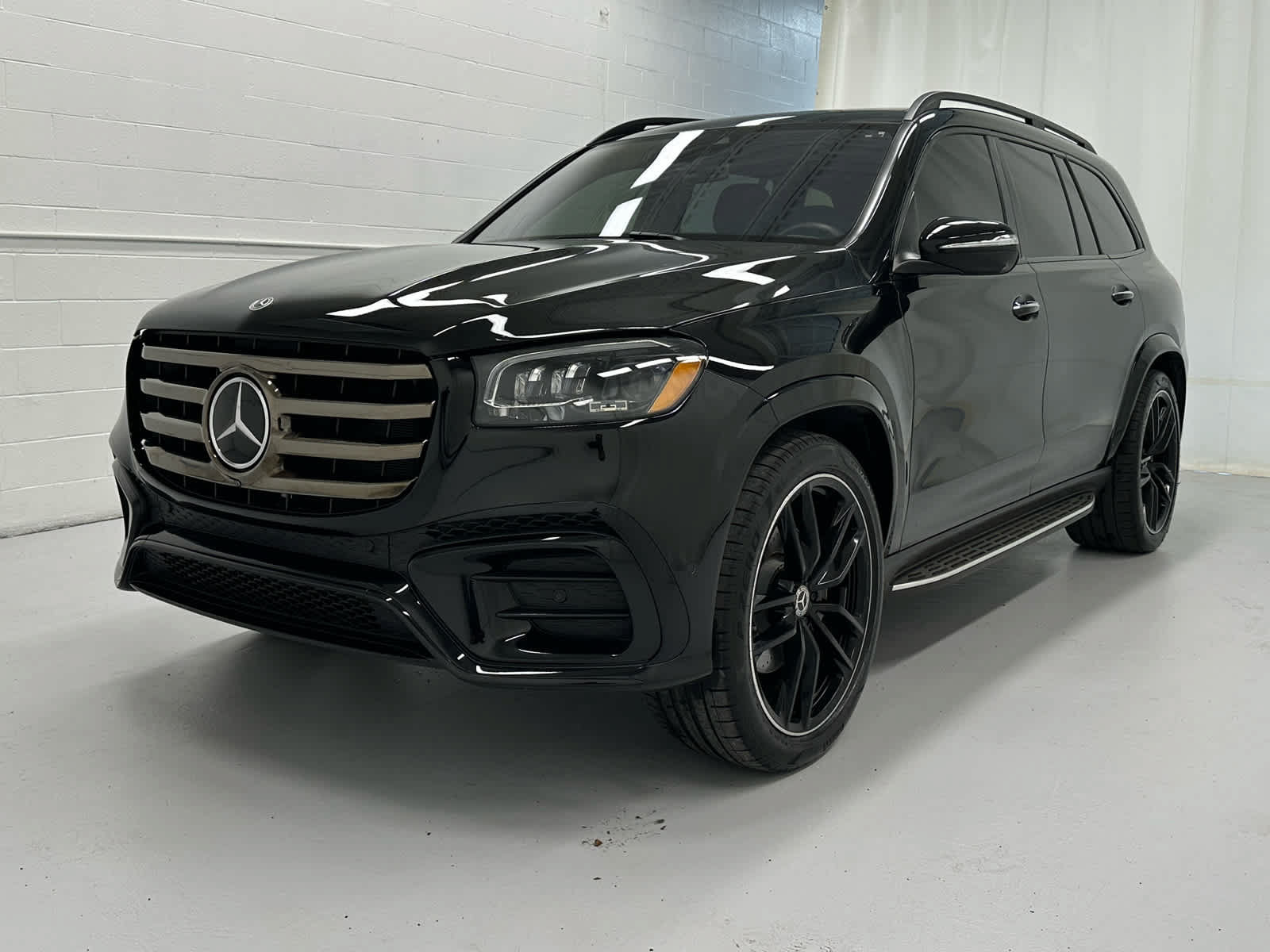 Used 2024 Mercedes-Benz GLS 450 4MATIC image 4