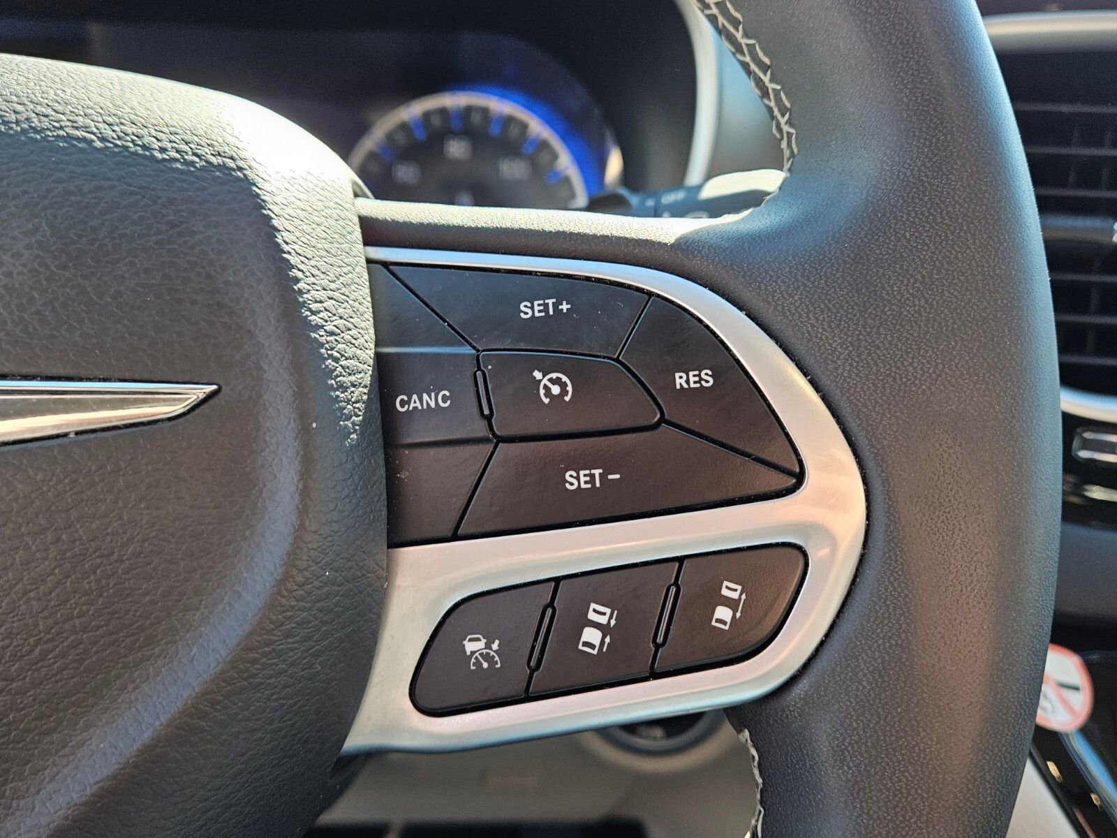 Used 2023 Chrysler Pacifica Touring-L image 27