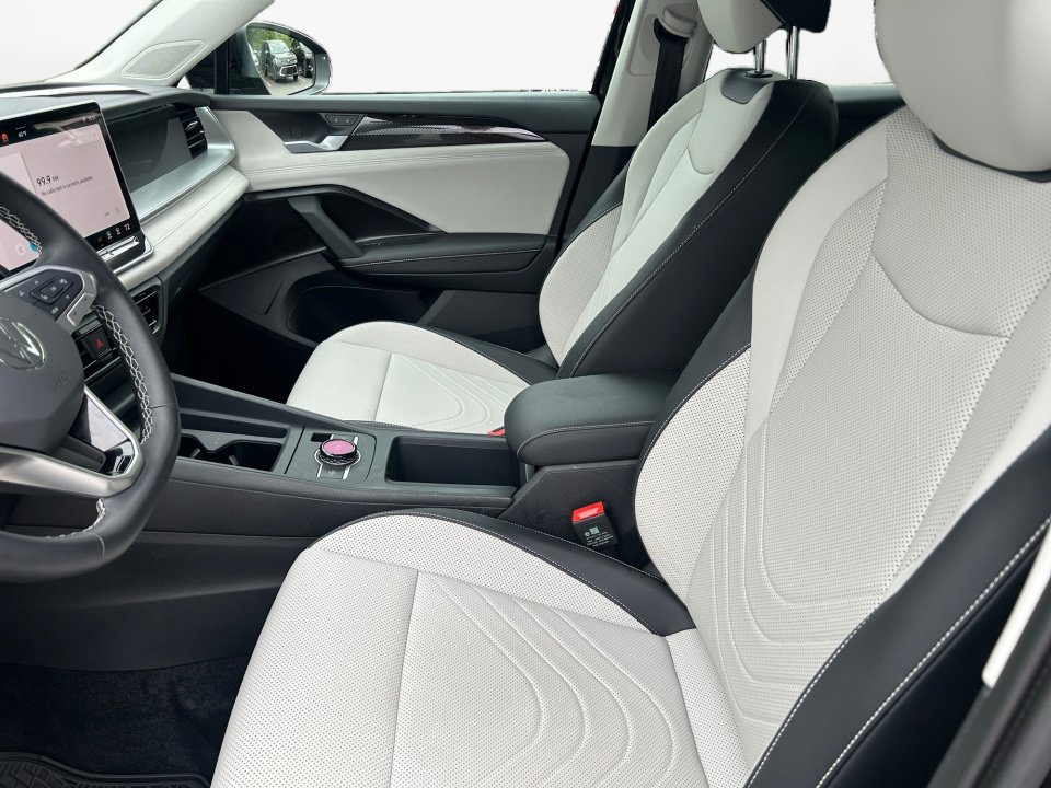 Certified 2025 Volkswagen Tiguan SE AWD/4WD image 9