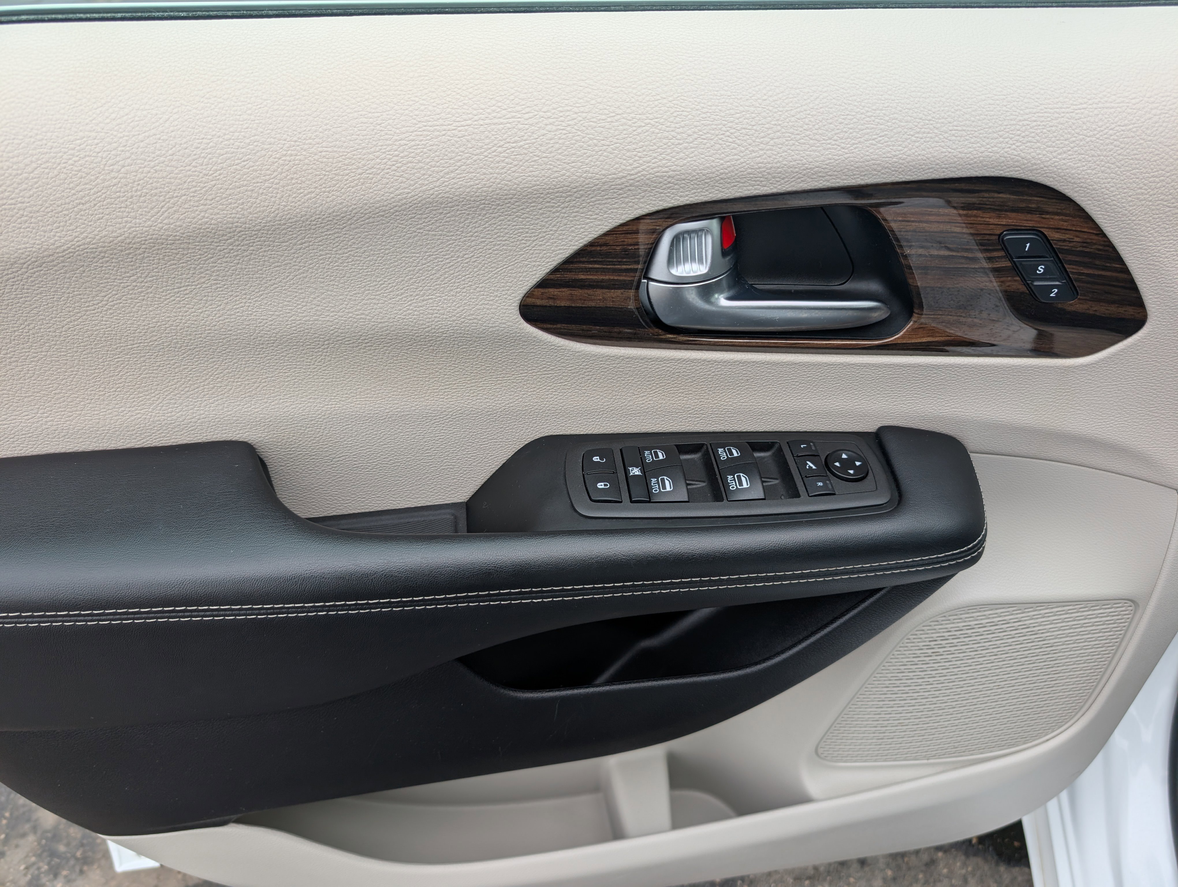 Used 2021 Chrysler Pacifica Limited w/ Uconnect Theater Family Group image 10