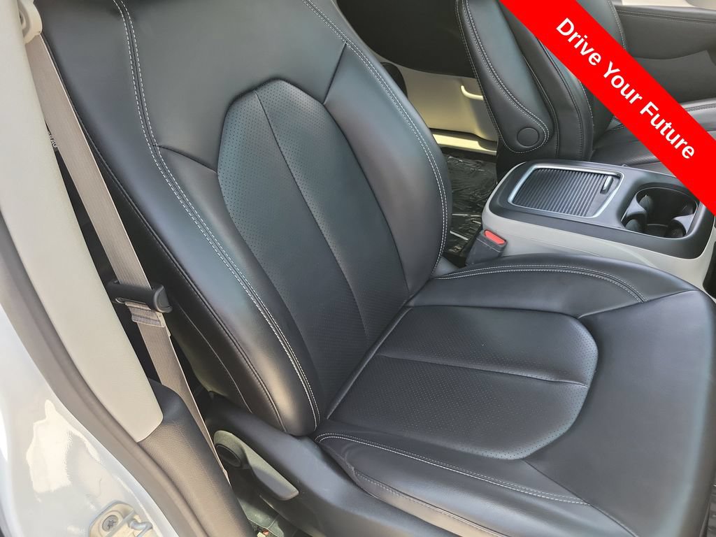 Used 2023 Chrysler Pacifica Touring-L FWD image 20