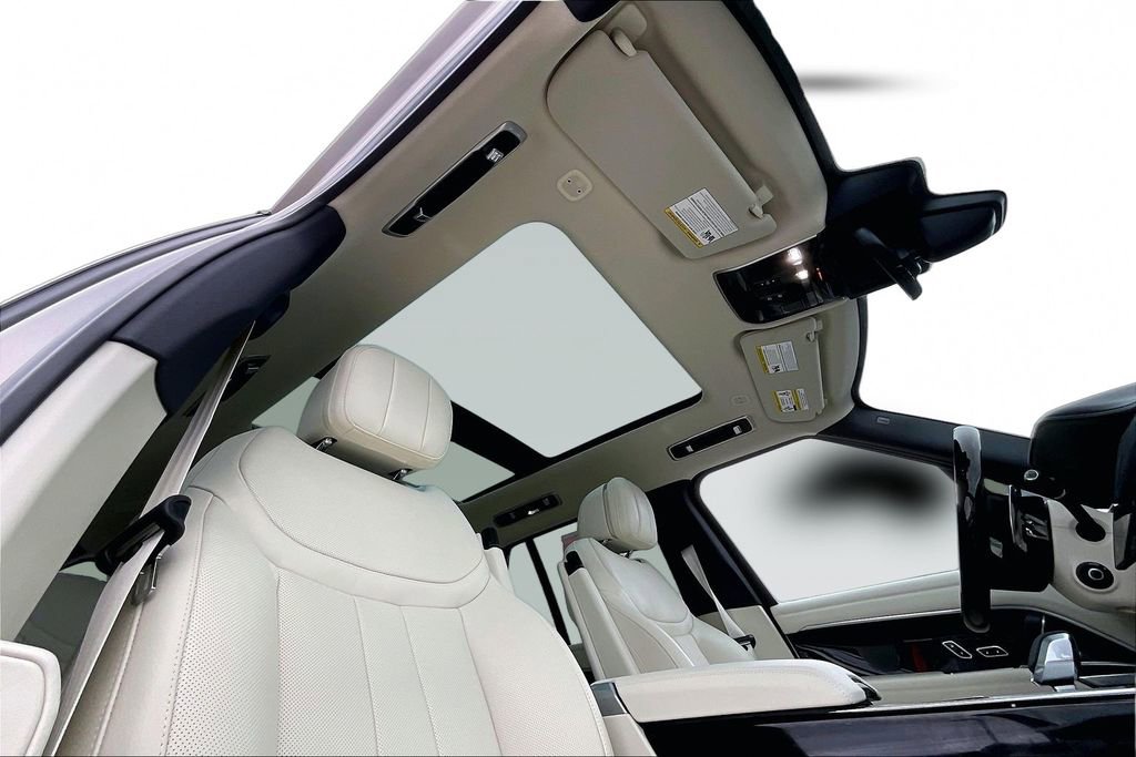 Used 2025 Land Rover Range Rover SE image 27