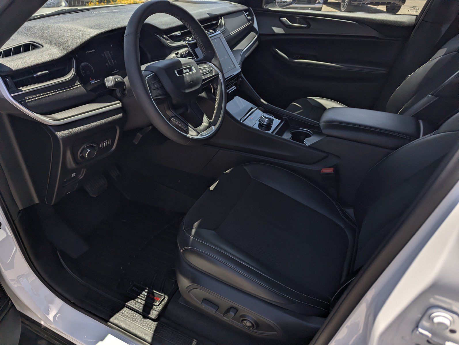 Used 2024 Jeep Grand Cherokee Altitude AWD/4WD image 9
