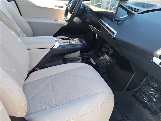 Used 2023 BMW iX xDrive50 w/ Sport Package AWD/4WD image 28