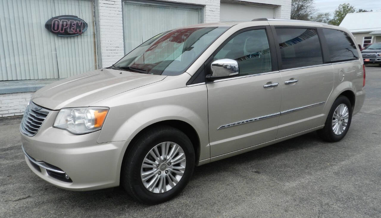 Used 2014 Chrysler Town & Country Limited w/ Luxury Group image 3