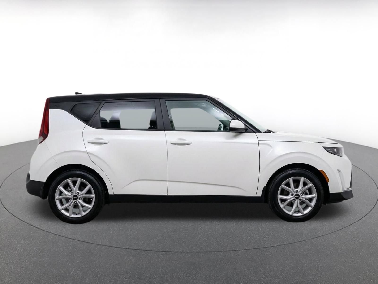 Used 2025 Kia Soul LX w/ LX Technology Package FWD image 13