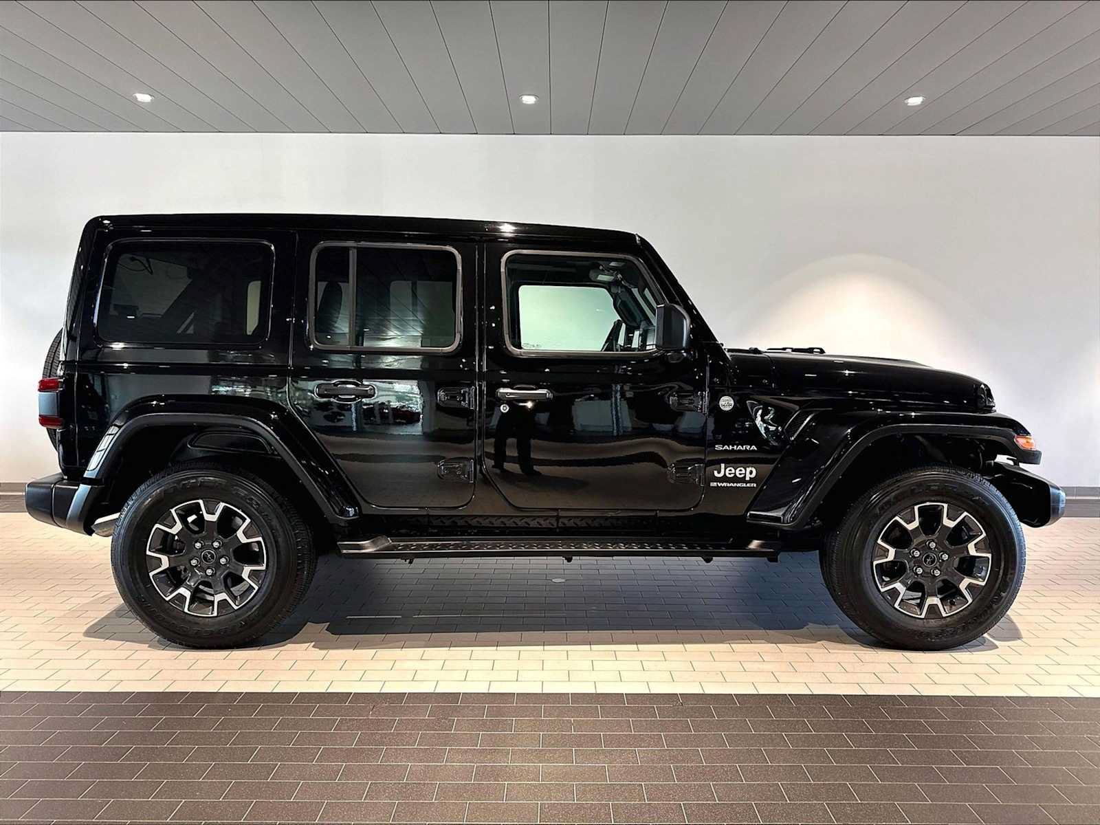 Used 2024 Jeep Wrangler Unlimited Sahara w/ Safety Group AWD/4WD image 11