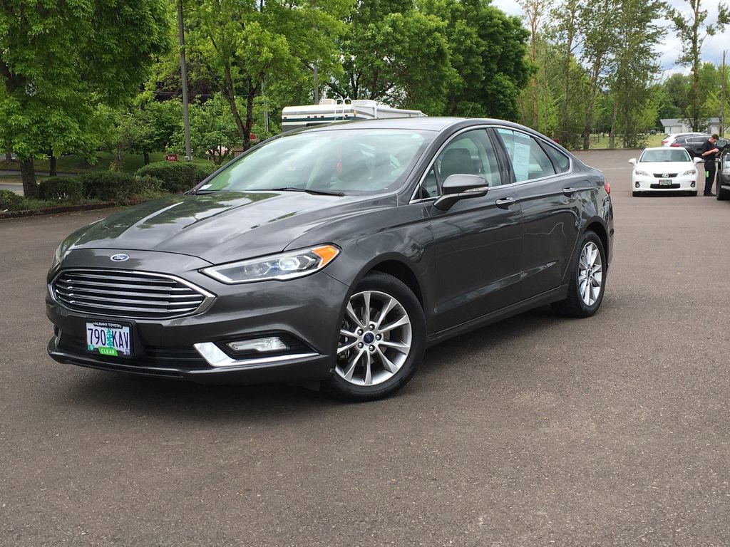 Used 2017 Ford Fusion SE FWD image 1