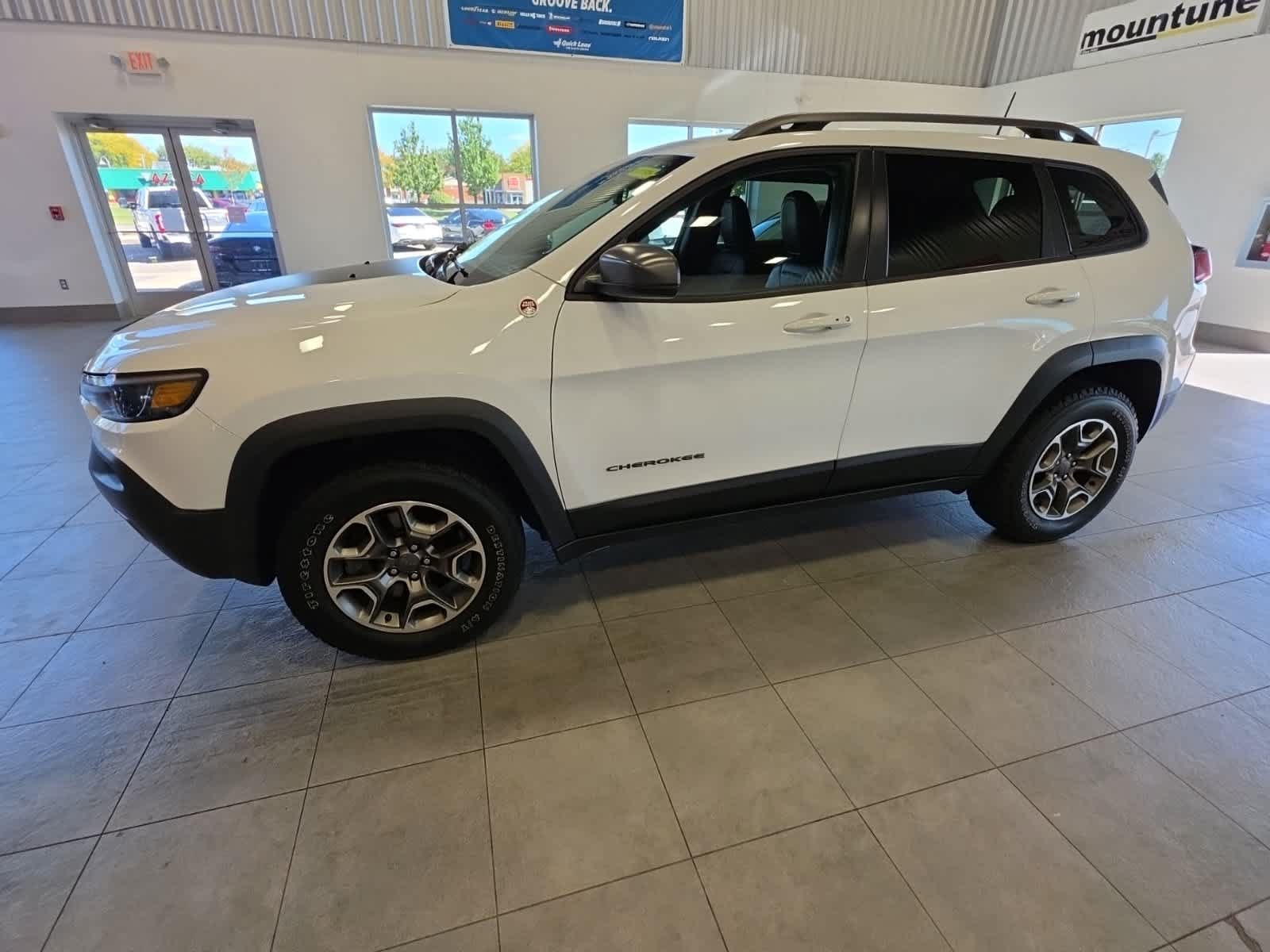 Used 2020 Jeep Cherokee Trailhawk w/ Cold Weather Group AWD/4WD image 13
