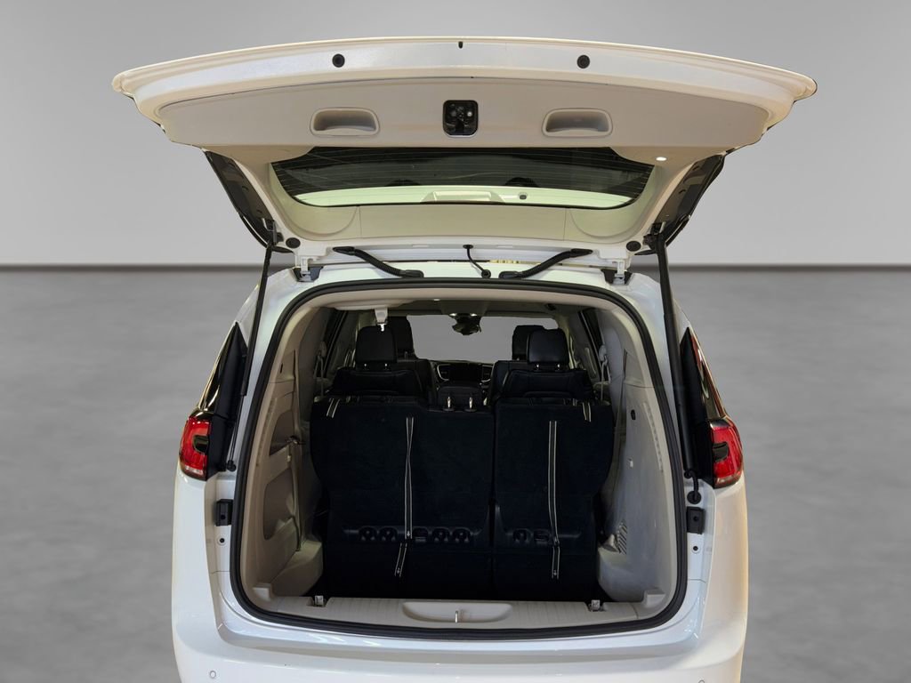 Used 2024 Chrysler Pacifica Touring-L image 12