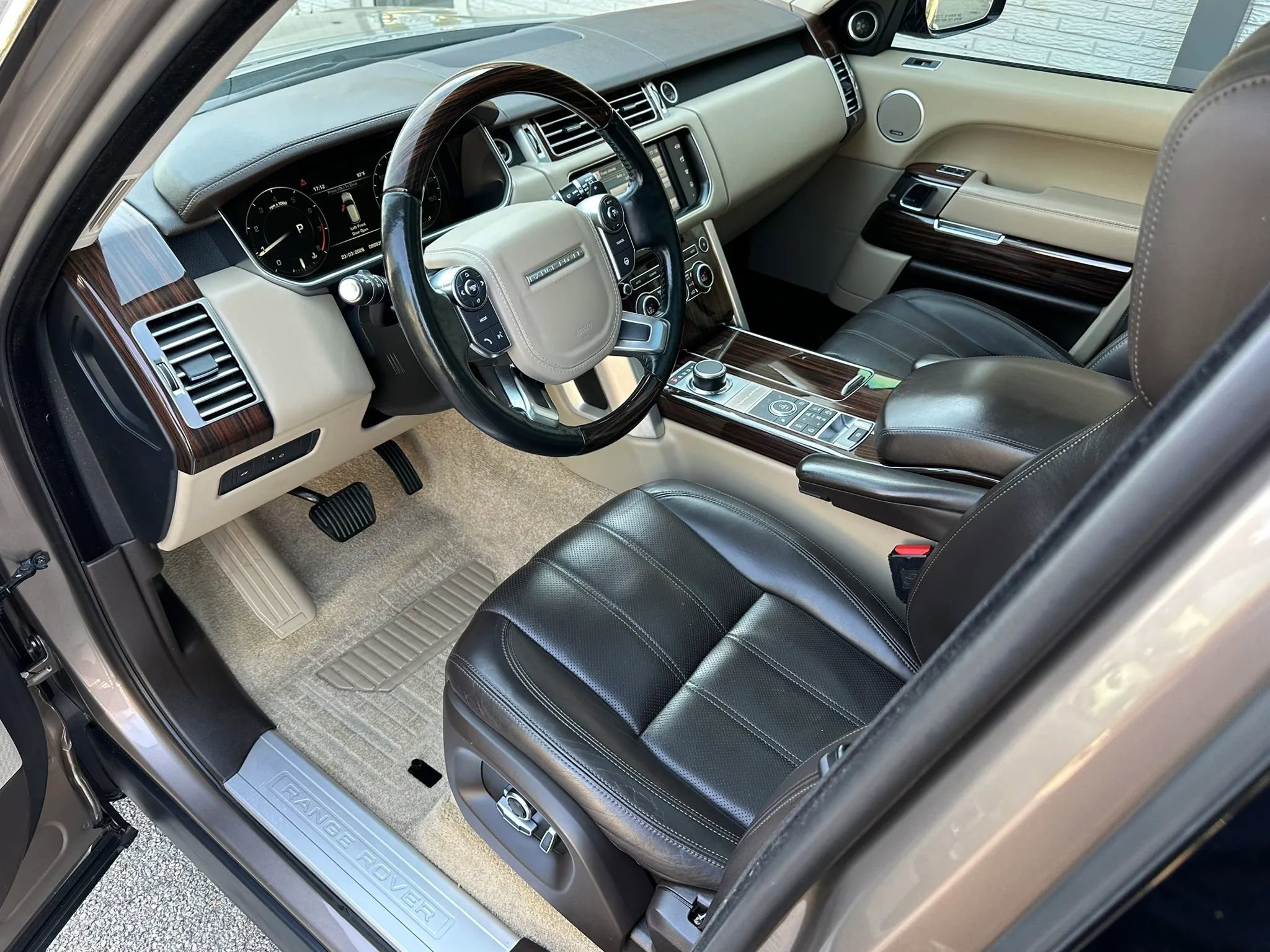 Used 2016 Land Rover Range Rover HSE image 14