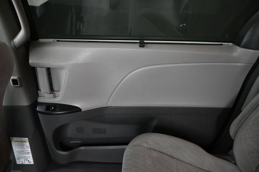Used 2018 Toyota Sienna LE w/ Carpet Mat Package FWD image 32