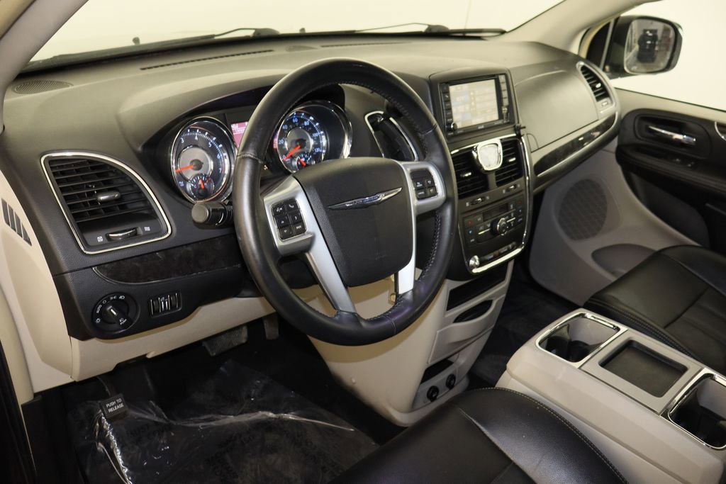 Used 2014 Chrysler Town & Country Touring image 25