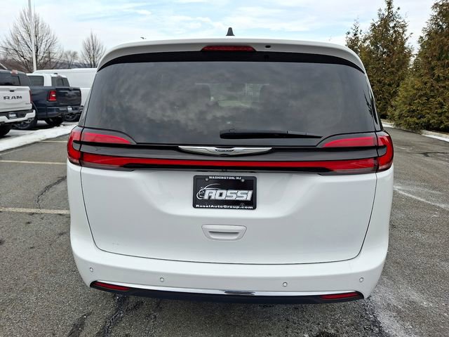 Used 2023 Chrysler Pacifica Touring-L FWD image 5