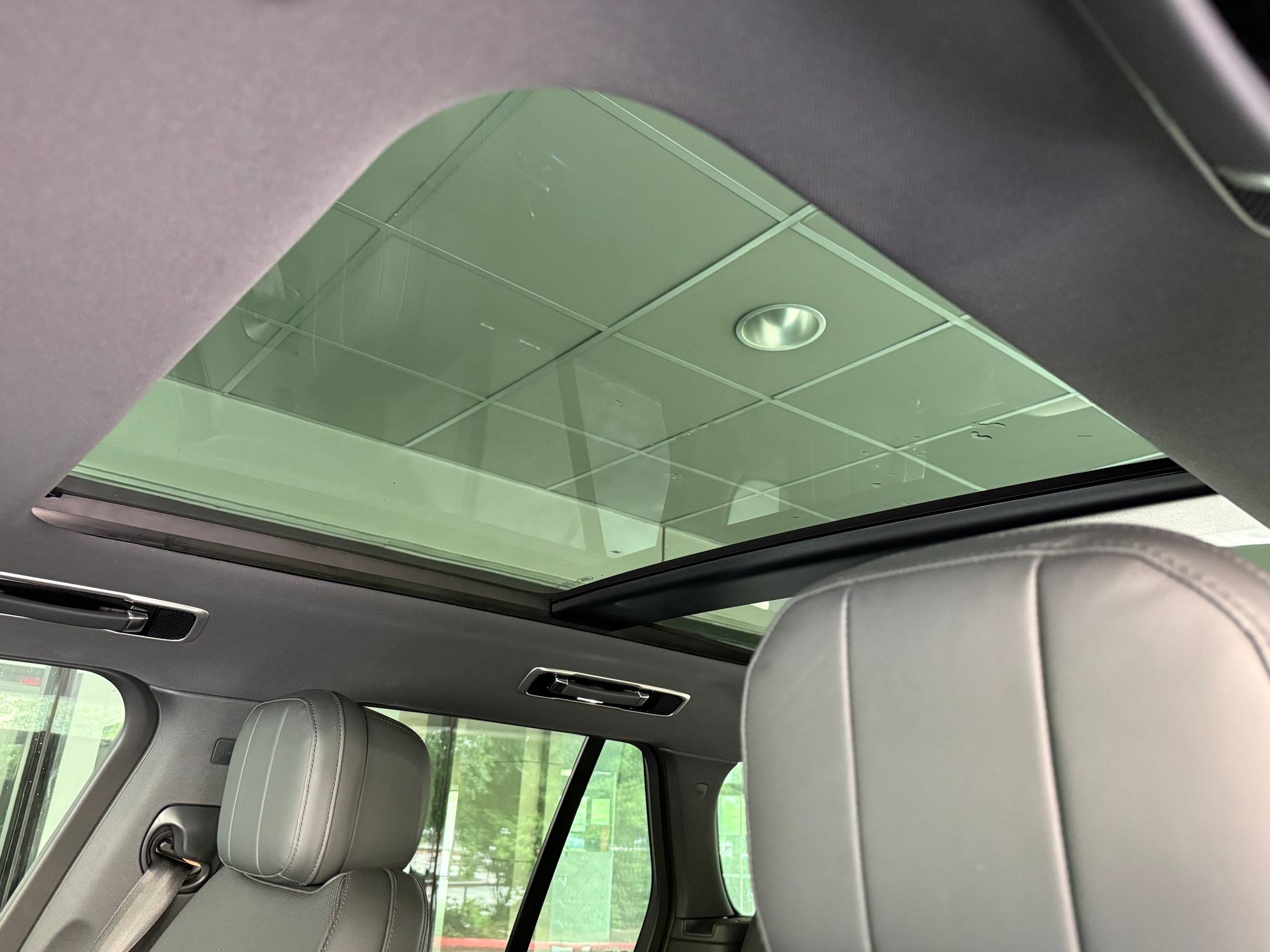 Certified 2025 Land Rover Range Rover SE image 13