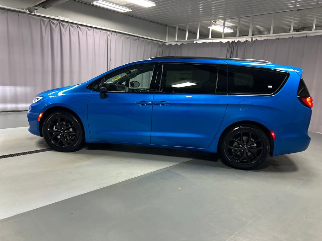 New 2026 Chrysler Pacifica Select w/ S Appearance Package FWD video 4