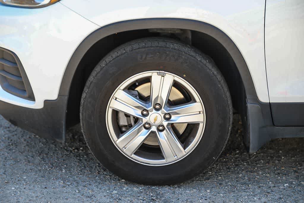 Used 2020 Chevrolet Trax LS w/ LPO, Protection Package FWD image 9