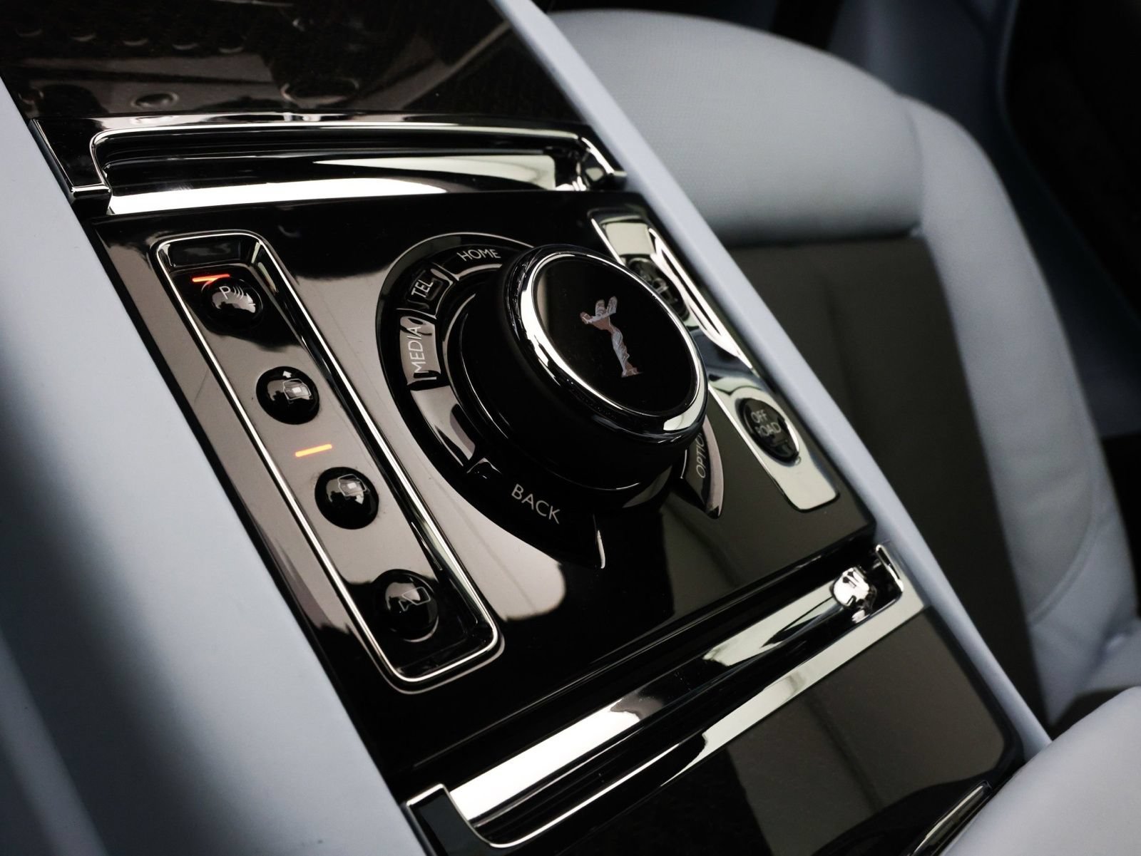 Certified 2025 Rolls-Royce Cullinan Black Badge AWD/4WD image 9