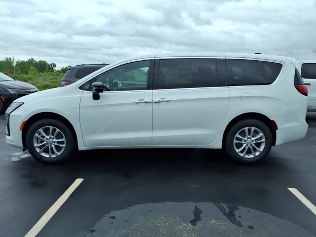 New 2027 Chrysler Pacifica Select AWD/4WD image 3