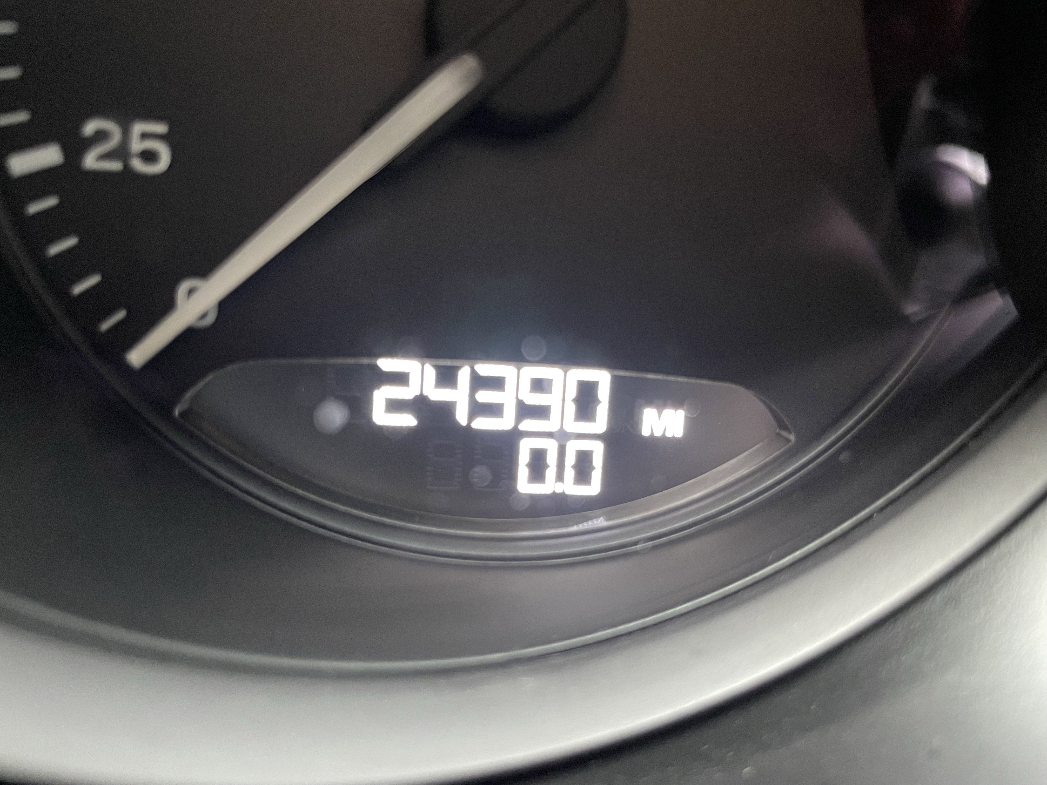 Used 2023 Porsche Macan Turbo image 25